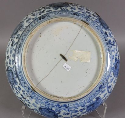 CHINE
Plat en porcelaine décorée en bleu...