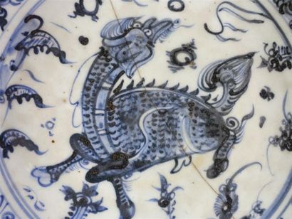 CHINE
Plat en porcelaine décorée en bleu...