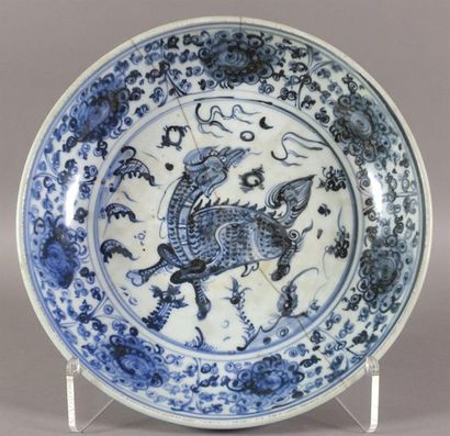 CHINE
Plat en porcelaine décorée en bleu...