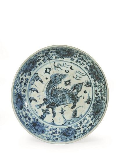 CHINE
Plat en porcelaine décorée en bleu...