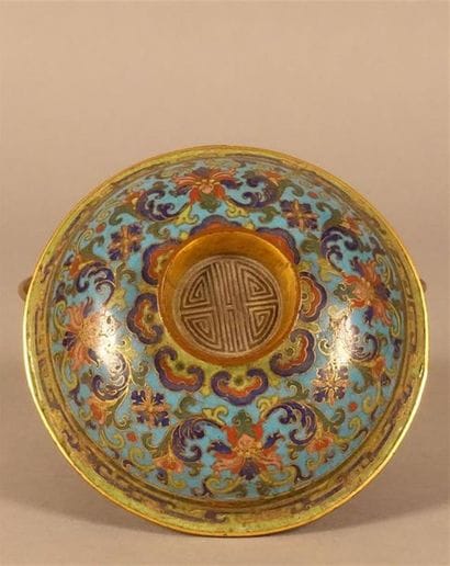 CHINE
Bol couvert en bronze doré et émaux...