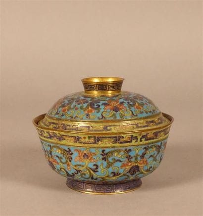 CHINE
Bol couvert en bronze doré et émaux...