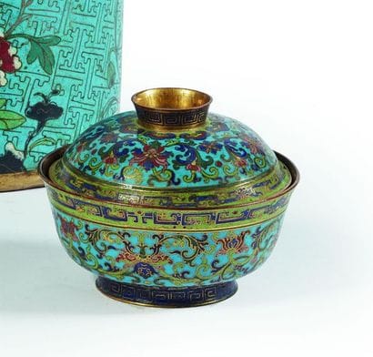 CHINE
Bol couvert en bronze doré et émaux...