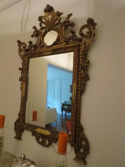 Miroir à fronton, de forme mouvementée, en...