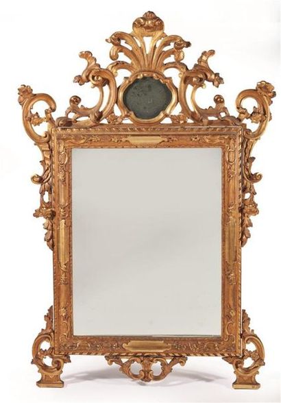 Miroir à fronton, de forme mouvementée, en...