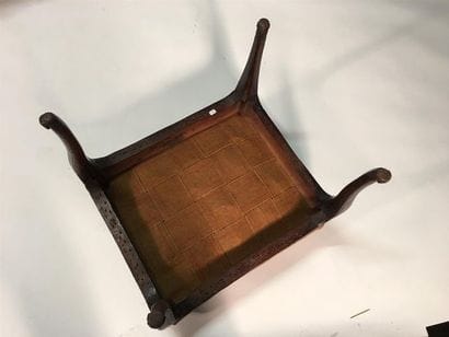 Tabouret en chêne, les pieds galbés terminés...