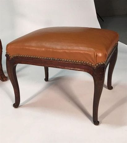 Tabouret en chêne, les pieds galbés terminés...