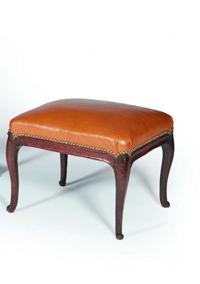 Tabouret en chêne, les pieds galbés terminés...