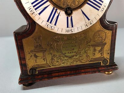 Pendule en bois naturel, bronze et laiton...