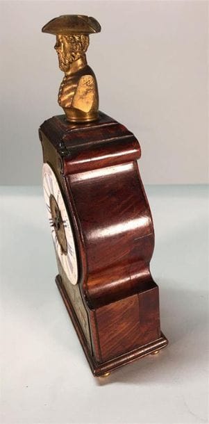 Pendule en bois naturel, bronze et laiton...
