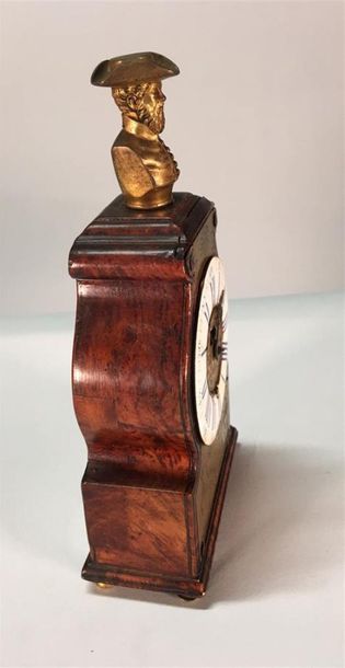 Pendule en bois naturel, bronze et laiton...