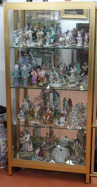 Vitrine en laiton.
Haut. : 177,5 cm ; Larg....