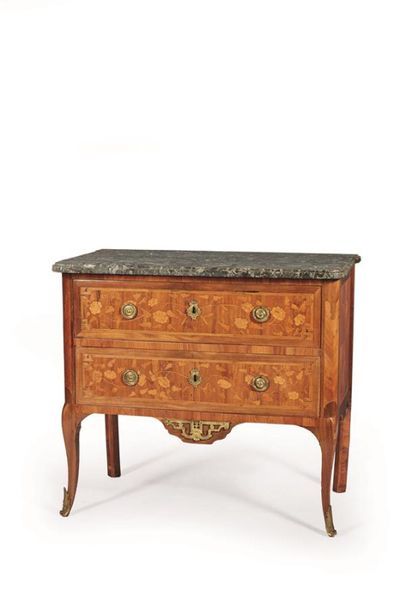 Petite commode sauteuse en bois de placage,...