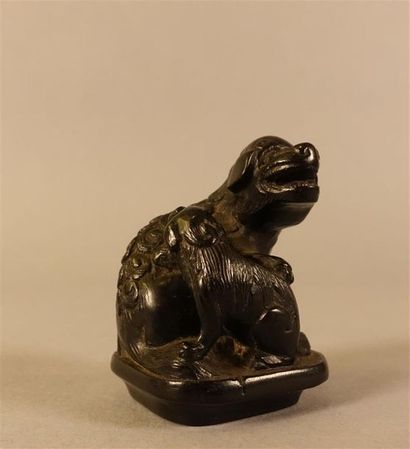 Statuette en corail rouge figurant une jeune...