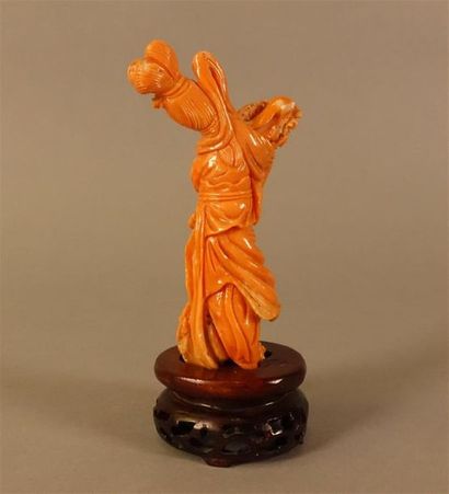 Statuette en corail rouge figurant une jeune...