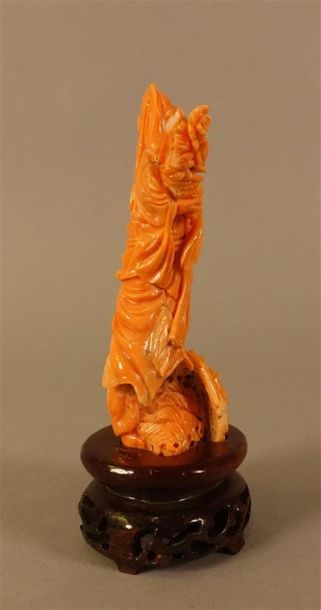 Statuette en corail rouge figurant une jeune...