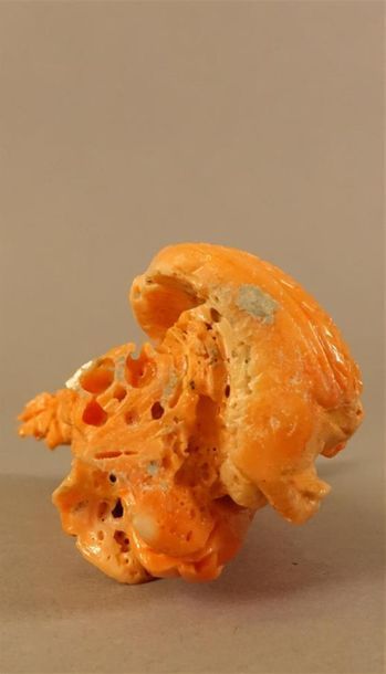 Statuette en corail rouge figurant une jeune...