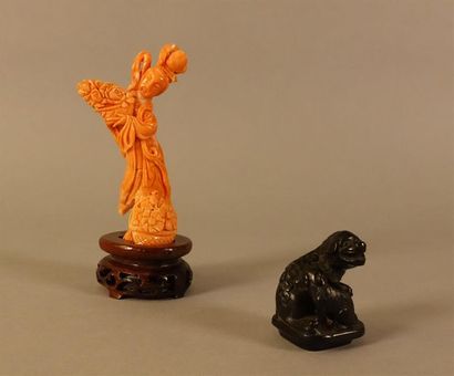 Statuette en corail rouge figurant une jeune...