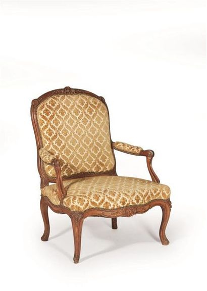 Large fauteuil à dossier plat, en hêtre mouluré...