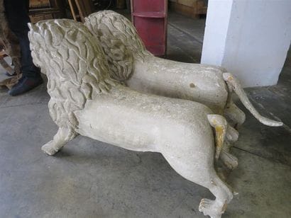 Paire de lions en bois sculpté.
Probablement...