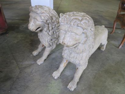 Paire de lions en bois sculpté.
Probablement...