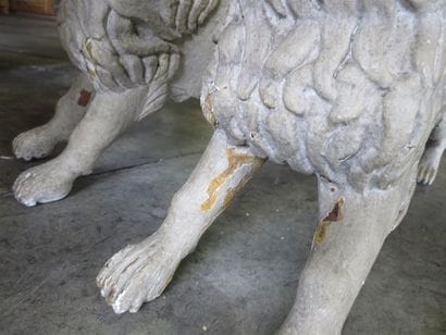 Paire de lions en bois sculpté.
Probablement...