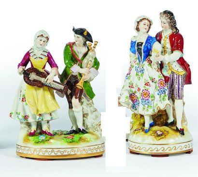 DIVERS 
Deux groupes en porcelaine formant...