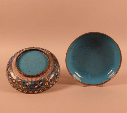 CHINE
Boîte de forme circulaire en bronze...