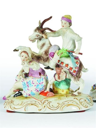 ALLEMAGNE
Groupe en porcelaine à décor polychrome...