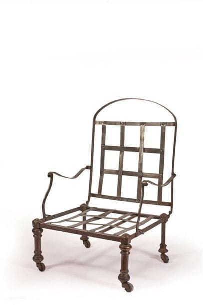 Fauteuil d'officier en fer sur pieds à roulettes,...