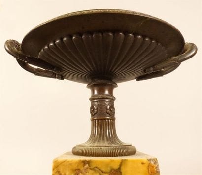 Garniture de cheminée en marbre jaune de...
