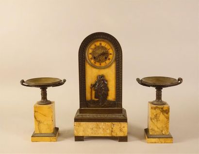 Garniture de cheminée en marbre jaune de...