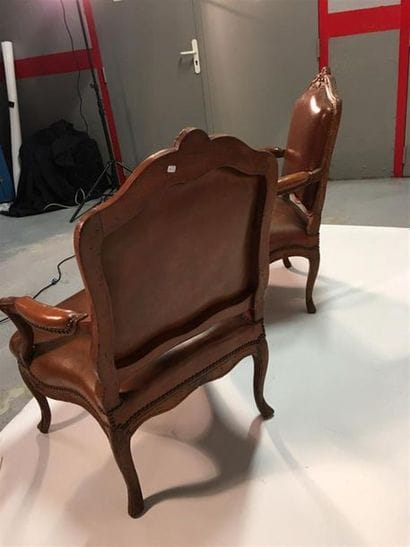 Suite de quatre fauteuils à la Reine en bois...