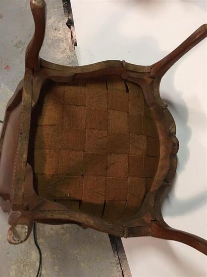 Suite de quatre fauteuils à la Reine en bois...