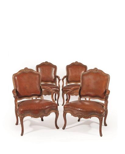Suite de quatre fauteuils à la Reine en bois...