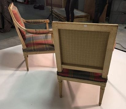 Paire de fauteuils en bois relaqué crème...