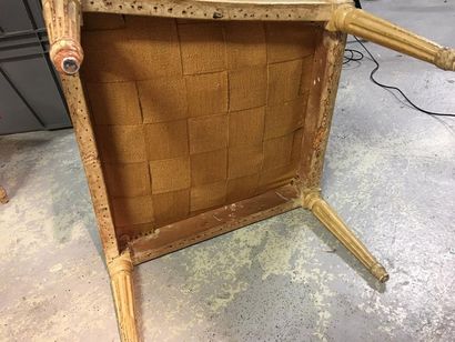 Paire de fauteuils en bois relaqué crème...