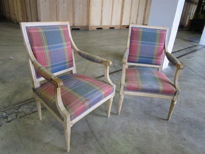 Paire de fauteuils en bois relaqué crème...