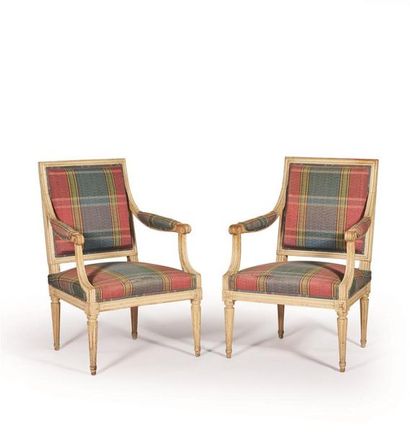 Paire de fauteuils en bois relaqué crème...