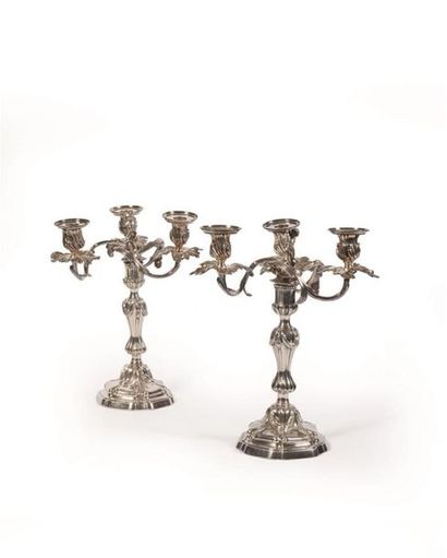 Paire de candélabres à trois bras de lumière...