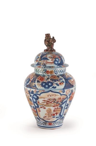BAYEUX
Vase ovoïde couvert en porcelaine...