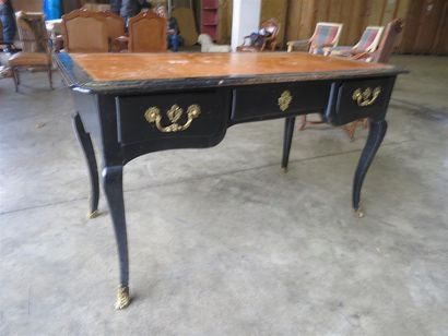 Bureau plat en bois noirci ouvrant à trois...