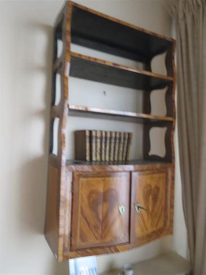 Étagère d'applique en bois de placage marqueté...