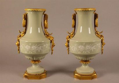 Paire de vases balustre sur piédouche en...