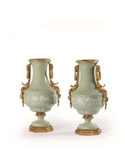 Paire de vases balustre sur piédouche en...