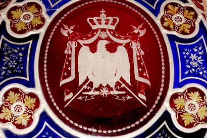 Vitrail, le médaillon central gravé aux Armes...