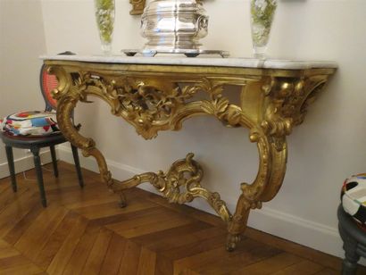 Console de forme mouvementée en bois redoré,...