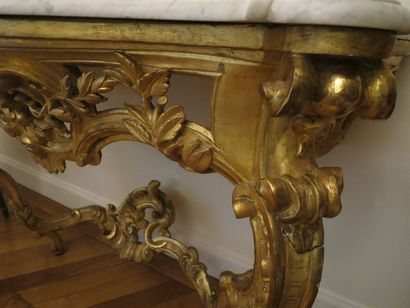 Console de forme mouvementée en bois redoré,...