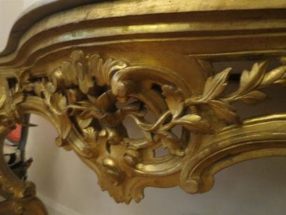 Console de forme mouvementée en bois redoré,...