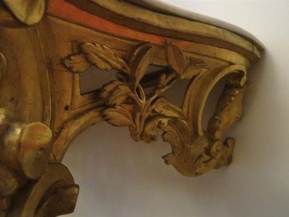 Console de forme mouvementée en bois redoré,...